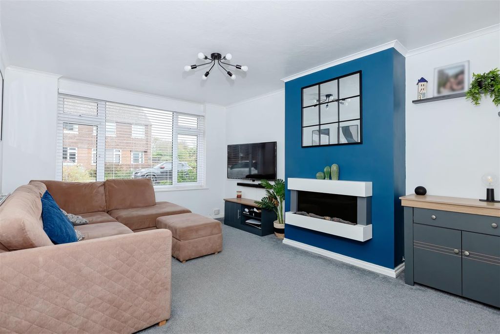 Property photo 3 of 16 Roedean Rd_8.Jpg