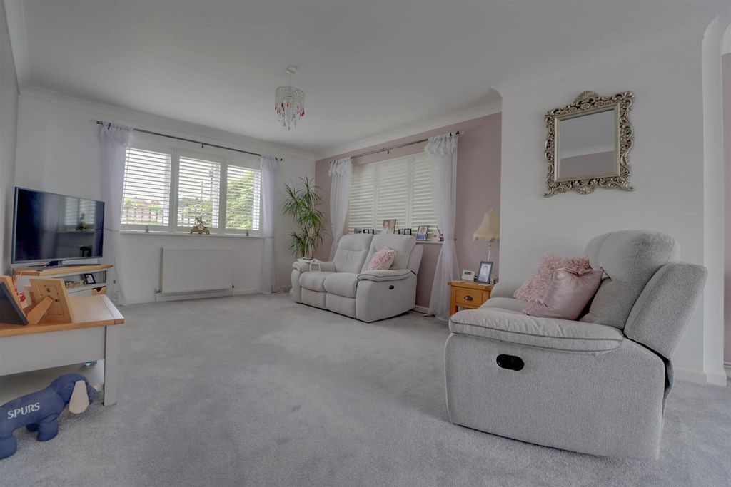 Property photo 3 of 19 128Nevendonroad-9.Jpg