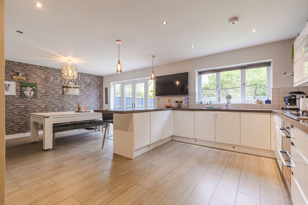 Property photo 3 of 27