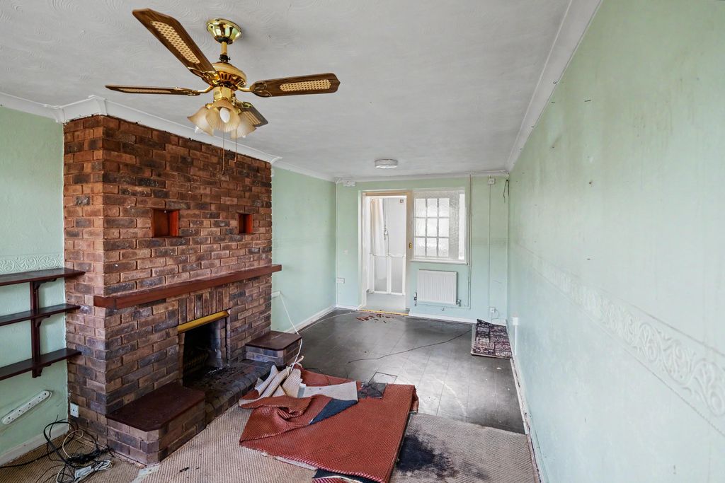 Property photo 2 of 21 52 Hinkler Road, Southampton, So19 6ft