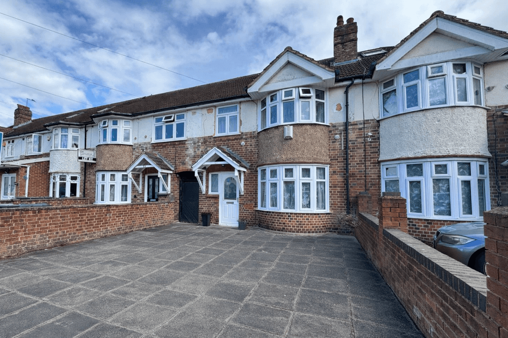 Property photo 1 of 8 3 Bed Terraced House For Sale Berkeley Avenue, Hounslow Tw4
