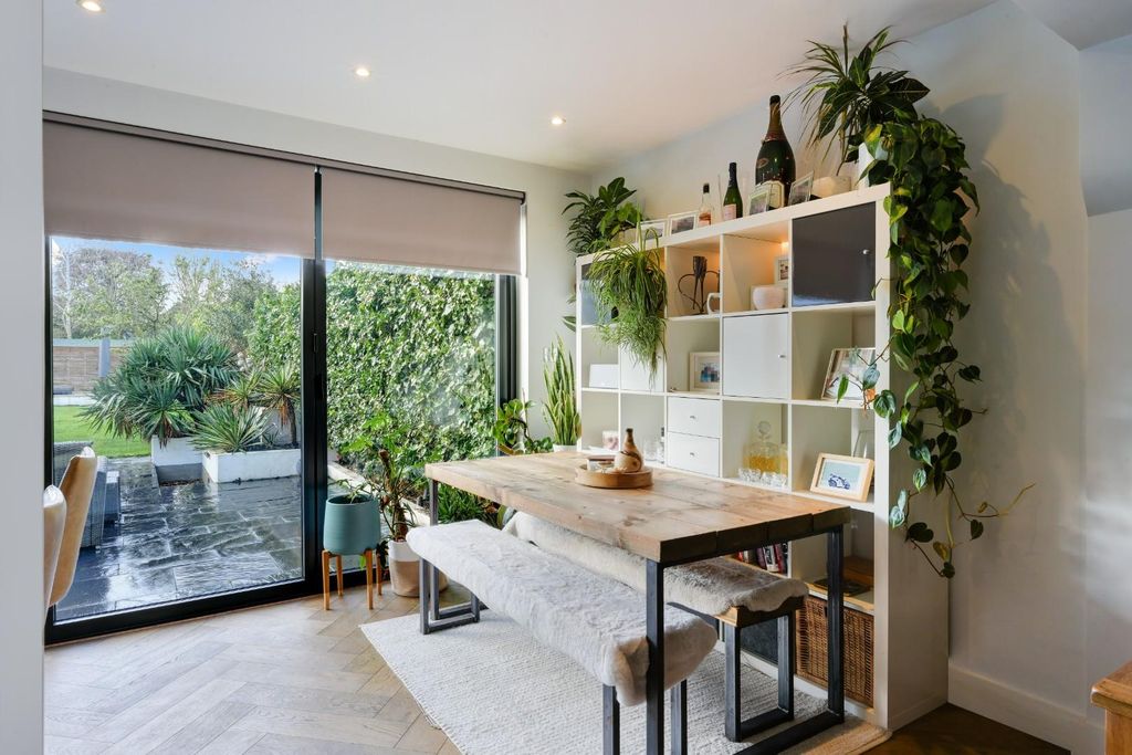 Property photo 3 of 22 Rutherwyke Close