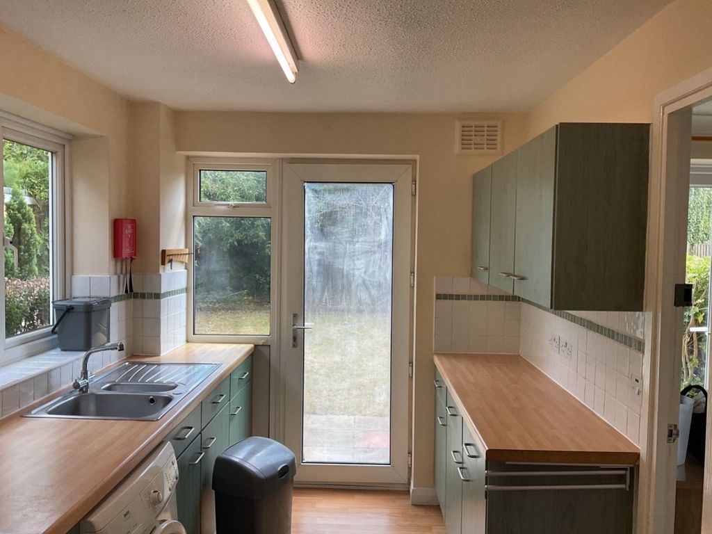 Property photo 3 of 10 Kitchen