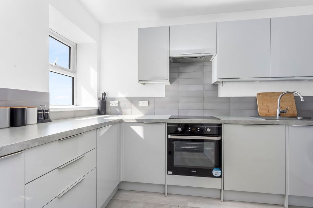 Property photo 3 of 27