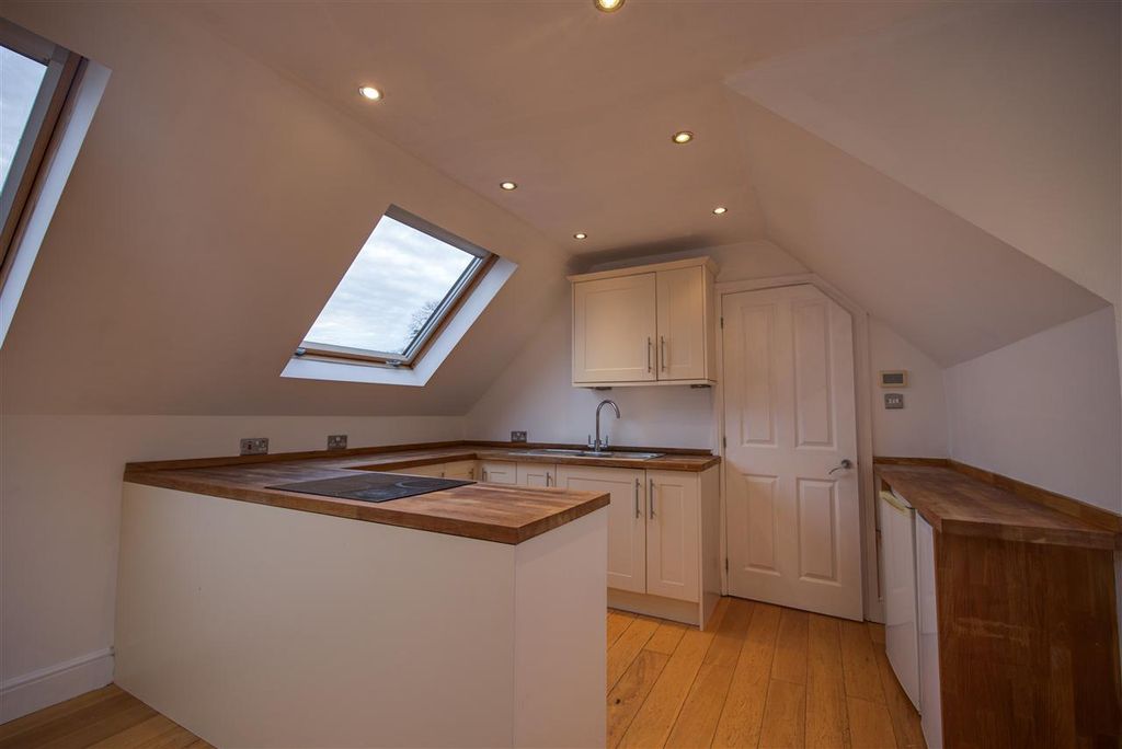 Property photo 3 of 10 Kitchen