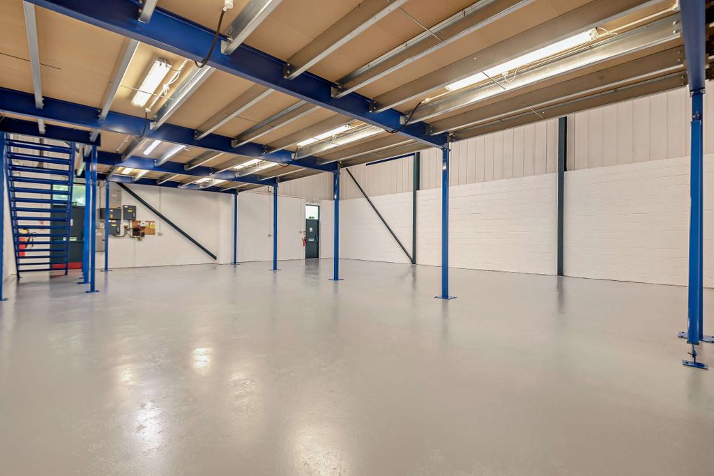 Property photo 3 of 17 8699894-Interior10-800