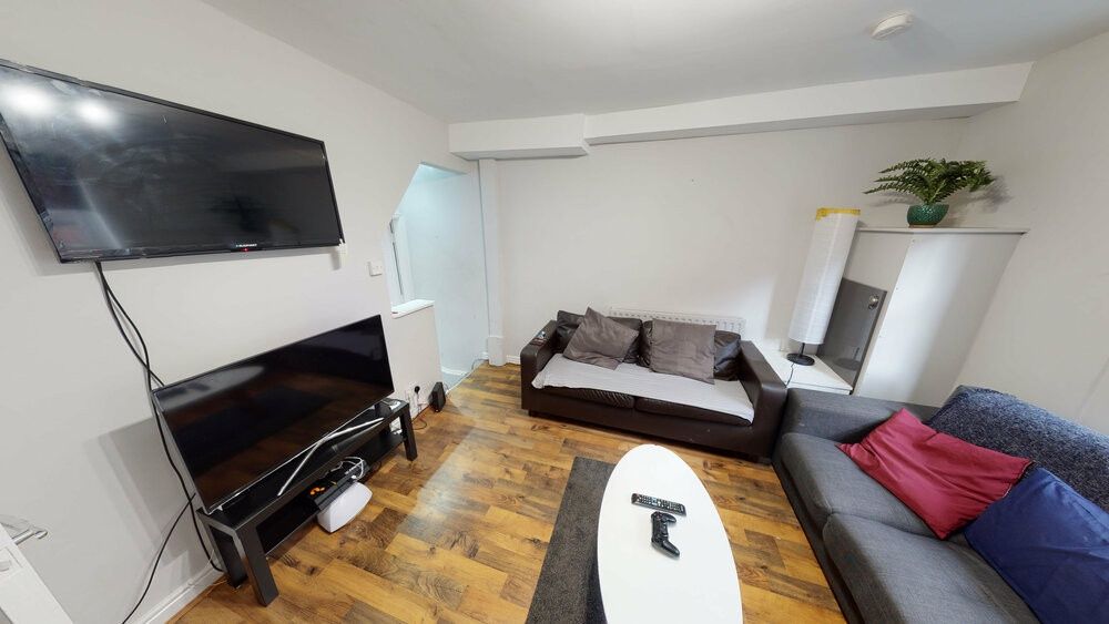 Property photo 2 of 20 A Spacious And Well-Lit Living Room Featuring A Mo...