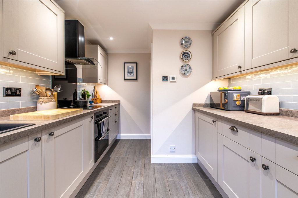 Property photo 2 of 33 Picture No. 11