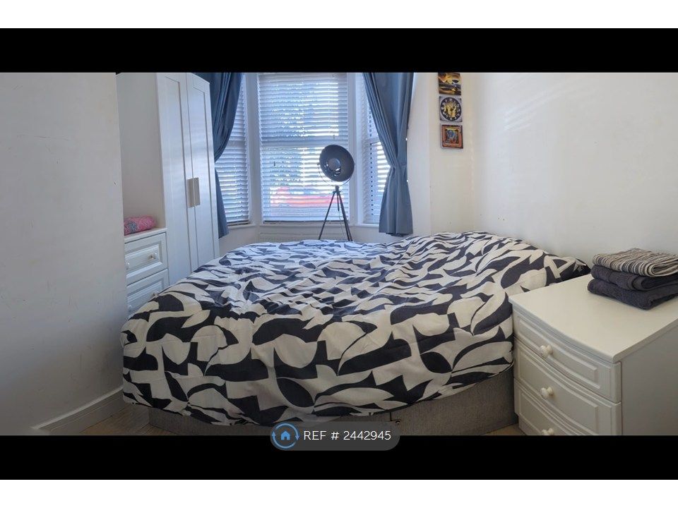 Property photo 3 of 9 Double Bed And Bay Window