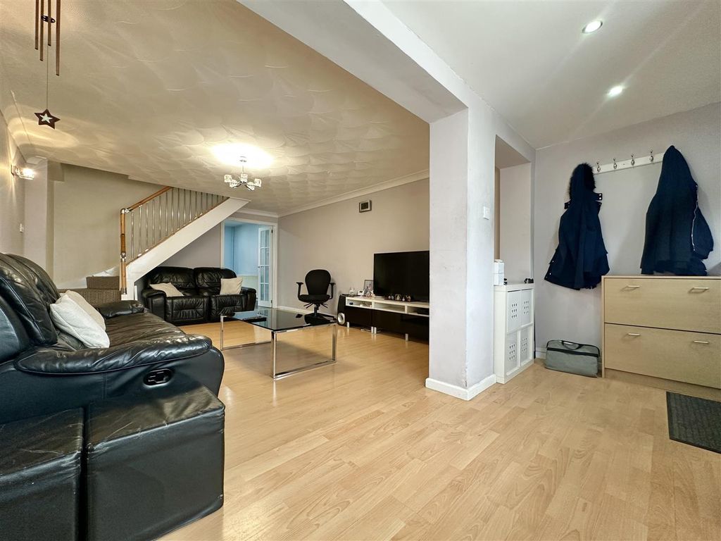 Property photo 2 of 15 Lounge