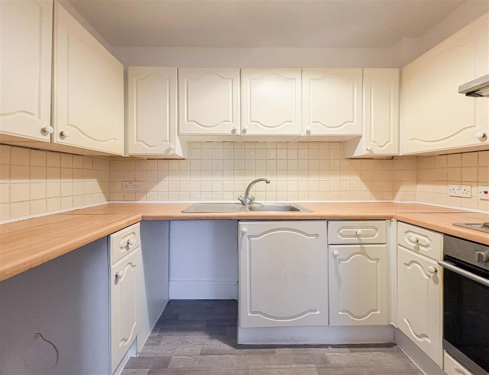 Property photo 3 of 14 Kitchen