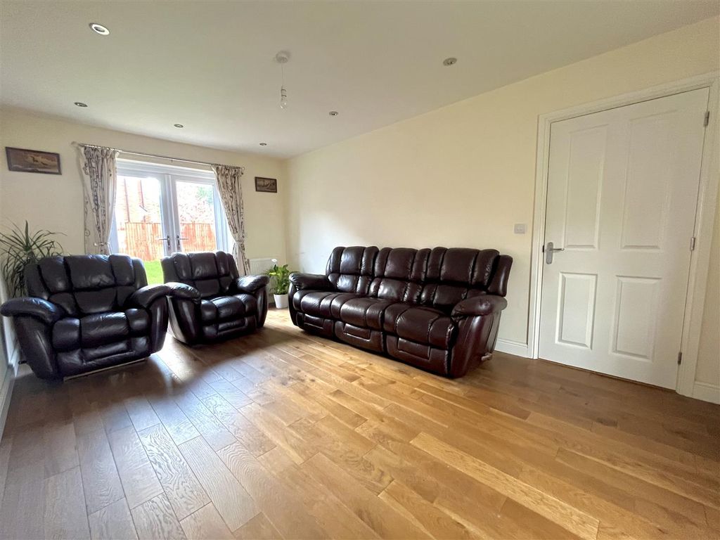 Property photo 2 of 38 Lounge