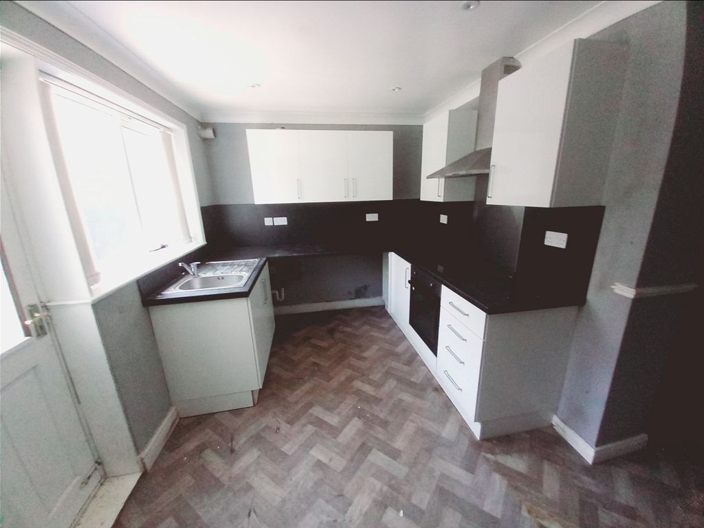 Property photo 3 of 7 Kitchen