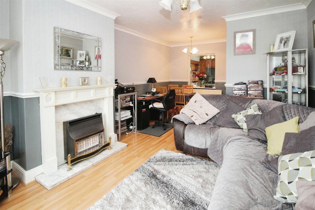 Property photo 3 of 27 Living/Dining Room