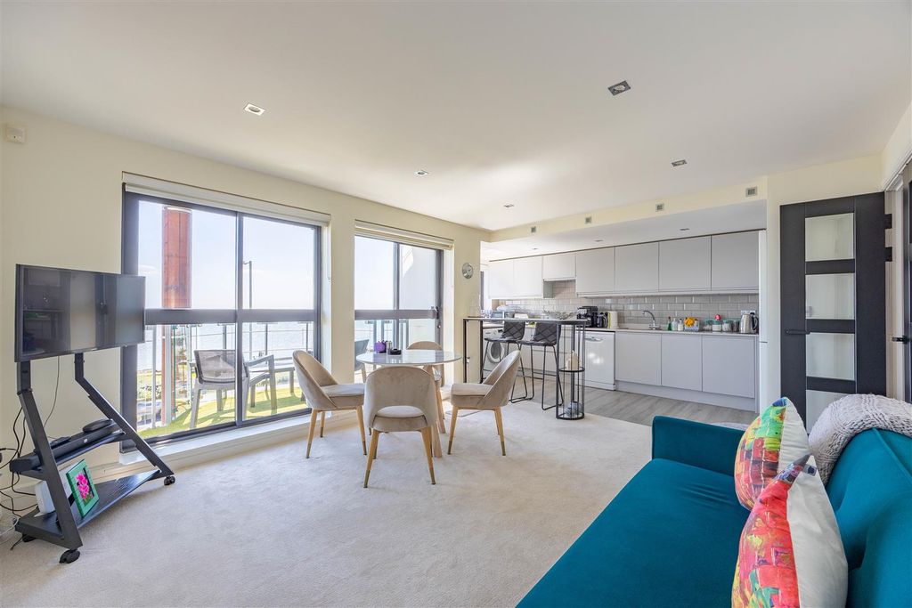 Property photo 2 of 18 Kitchen/Lounge/Diner