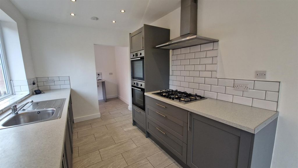 Property photo 3 of 17 Kitchen