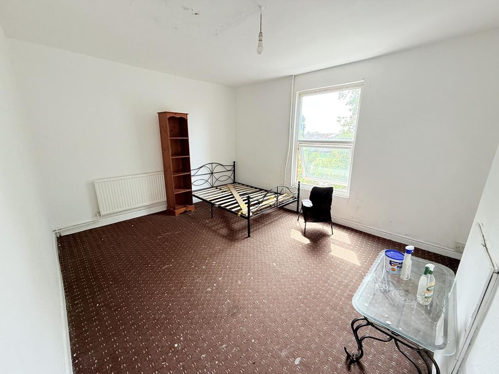 Property photo 2 of 5 Bedroom