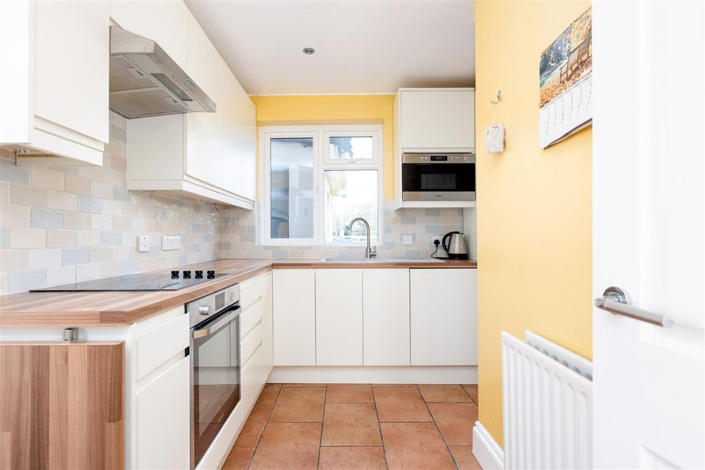 Property photo 3 of 23 L-Shaped Kitchen