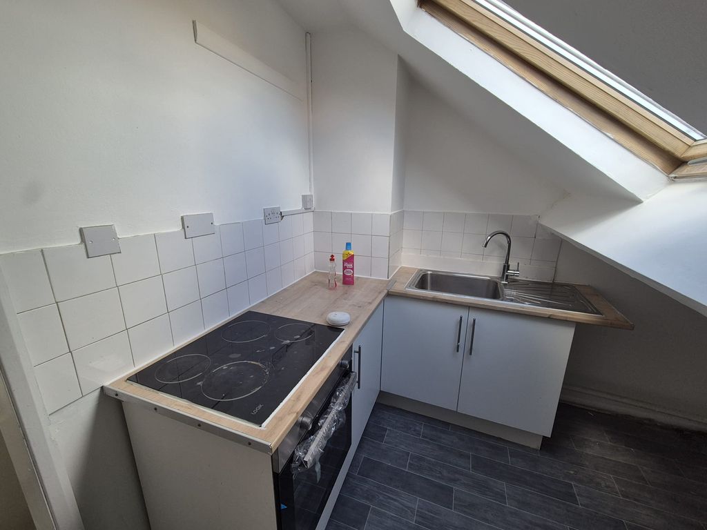 Property photo 3 of 8 Kitchen