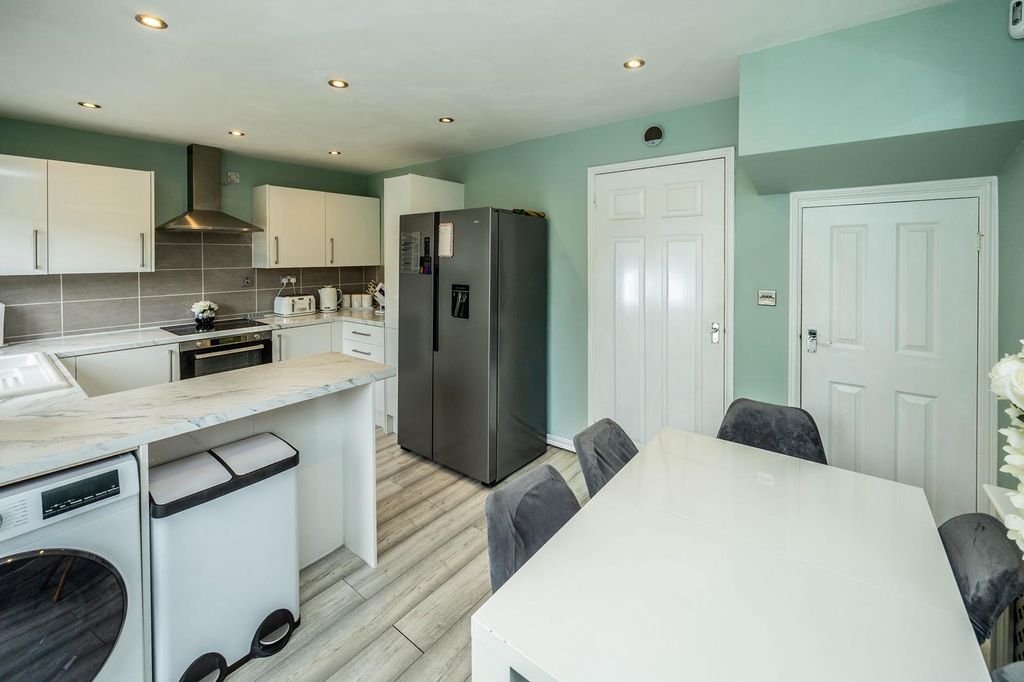 Property photo 1 of 20 Family Kitchen