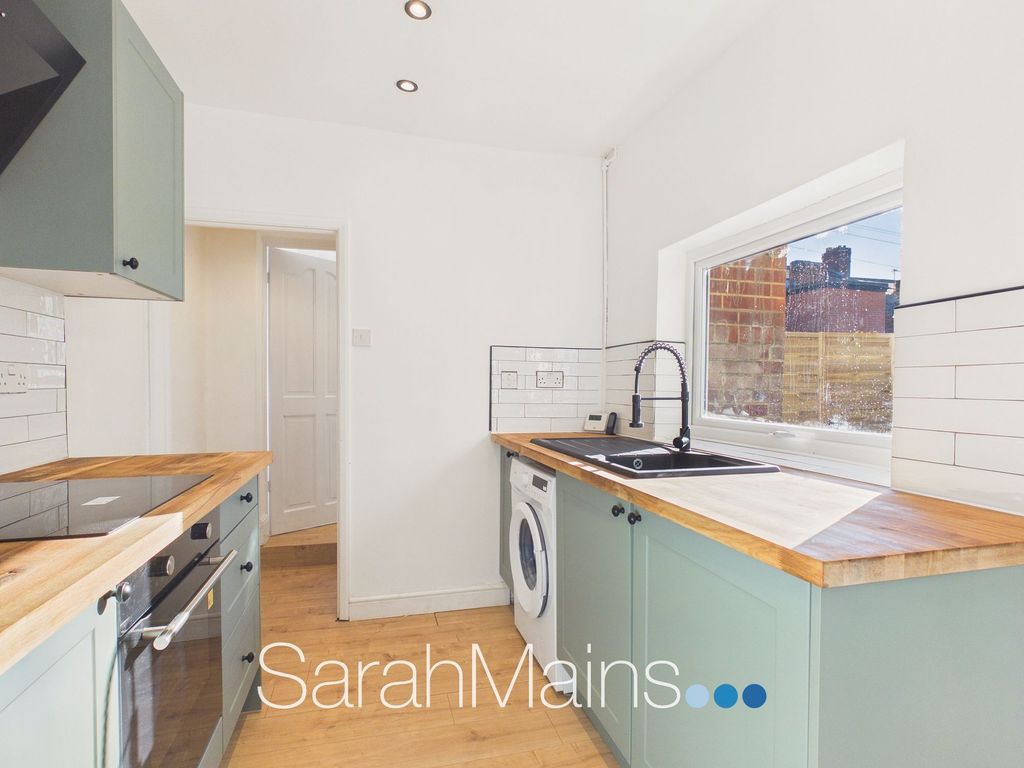 Property photo 3 of 10 Kitchen