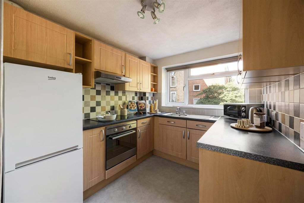 Property photo 3 of 17 Grosvenor Road, E11
