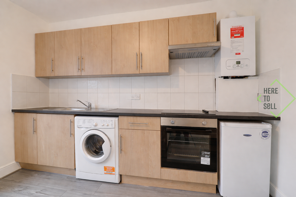 Property photo 3 of 4 Woodland Road N11 Studio Kitchen