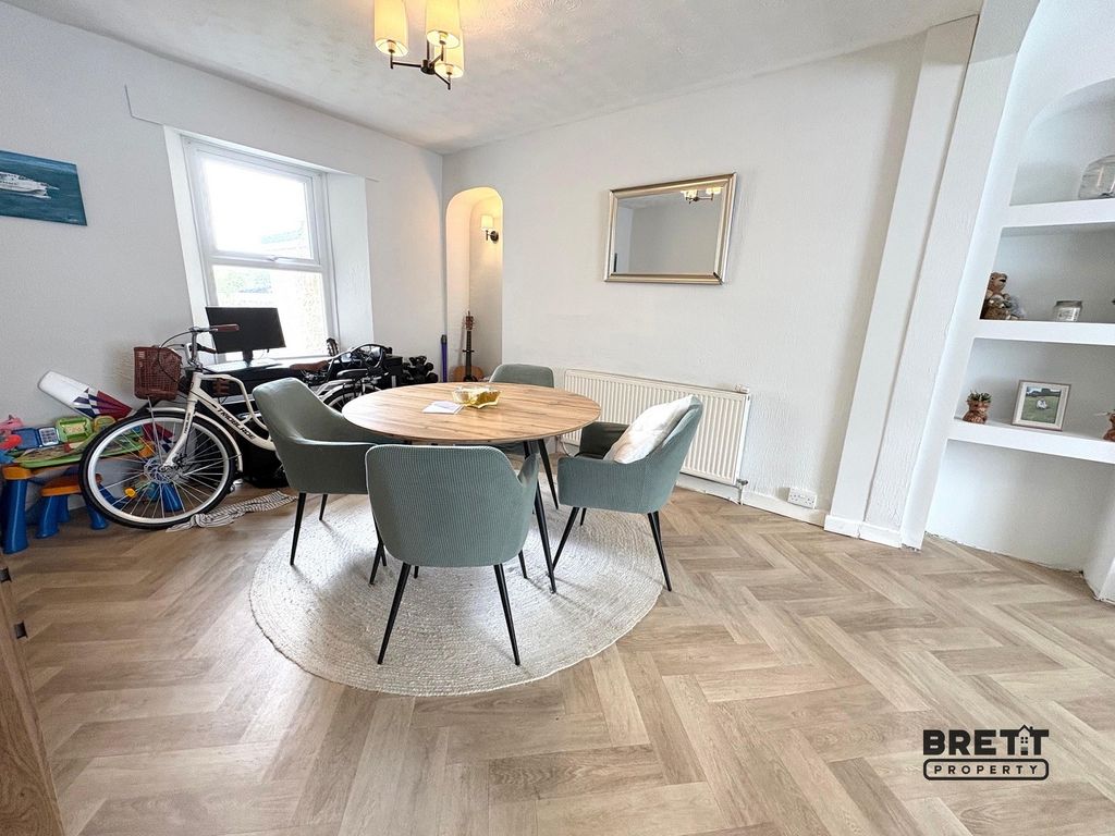 Property photo 3 of 10 Dining Room