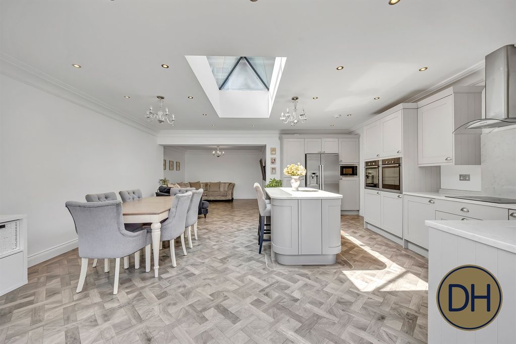 Property photo 3 of 33 Queens Road