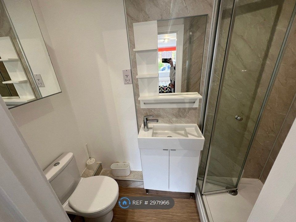 Property photo 2 of 9 En Suite - Bathroom