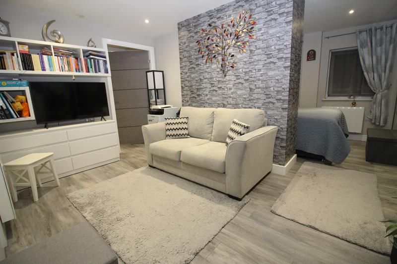 Property photo 2 of 6 Lounge