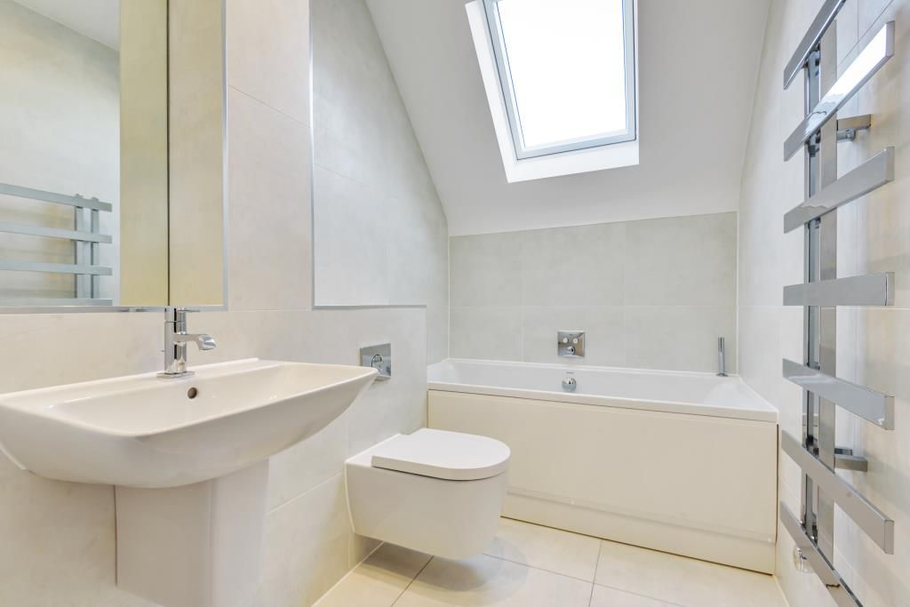 Property photo 2 of 10 Bathroom