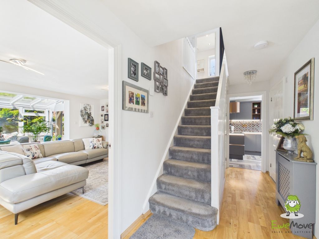 Property photo 3 of 49 Ewemove Estate Agents Basingstoke - 58 Dorset Cres