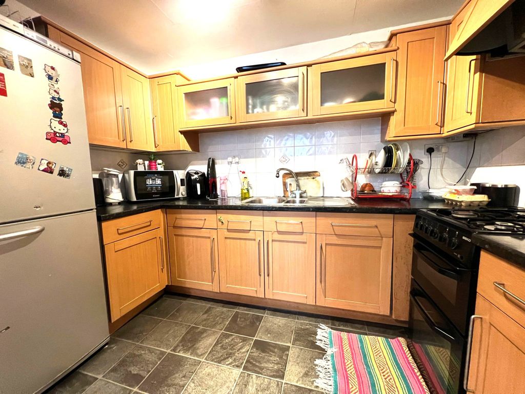 Property photo 1 of 6 One Bedroom Ground Floor Flat Close To Ilford Station- £1500 Pcm