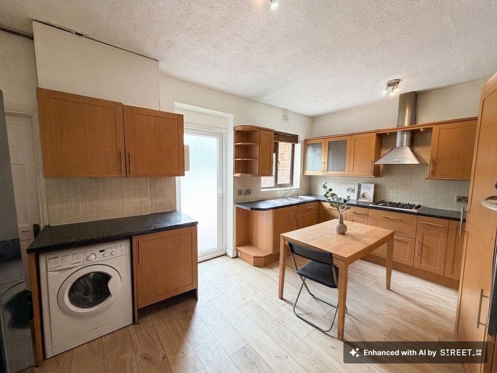 Property photo 2 of 12 Alexandra Rd E6