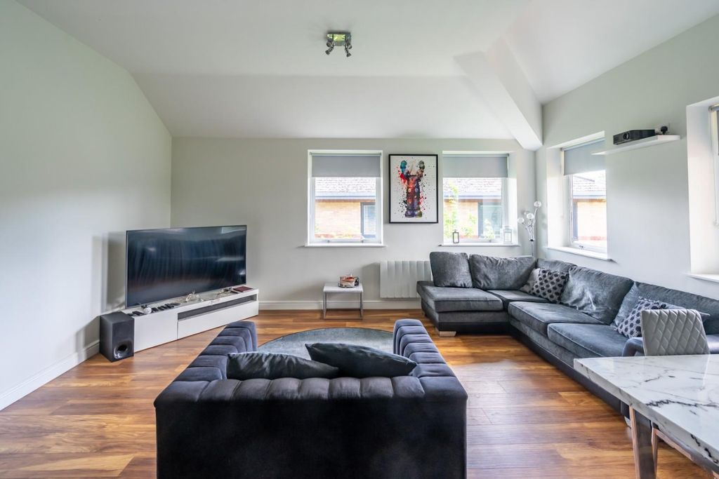 Property photo 2 of 11 Apt R Halo 3 (1 Of 14).Jpg