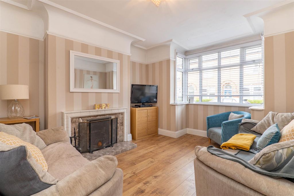 Property photo 2 of 28 Lounge