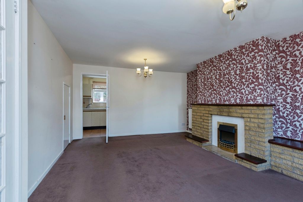 Property photo 3 of 16 Lounge