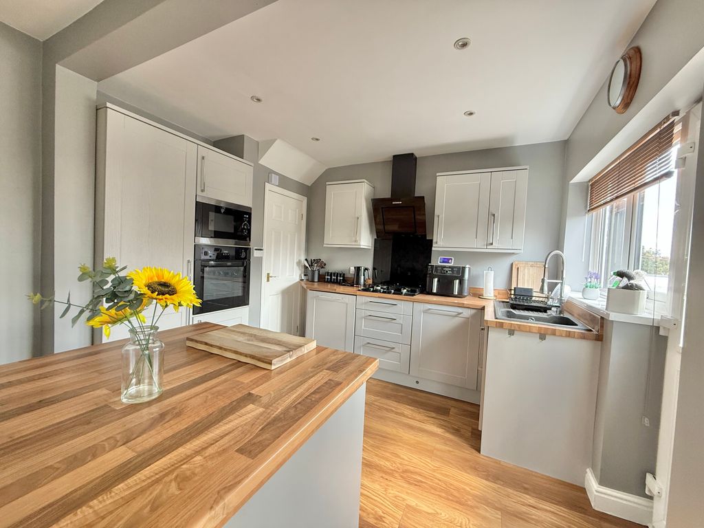 Property photo 2 of 19 Kitchen
