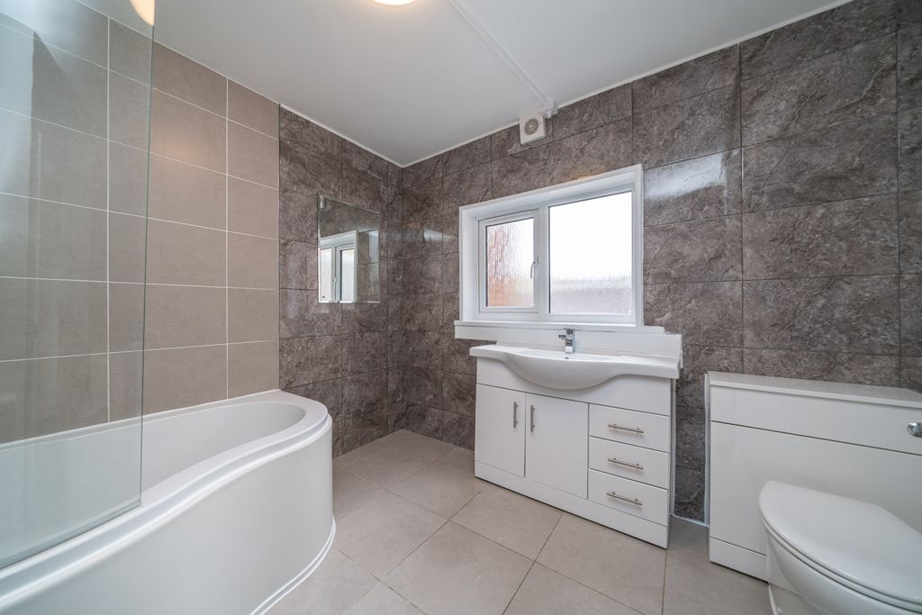 Property photo 3 of 13 76-Victoria-Street-05096