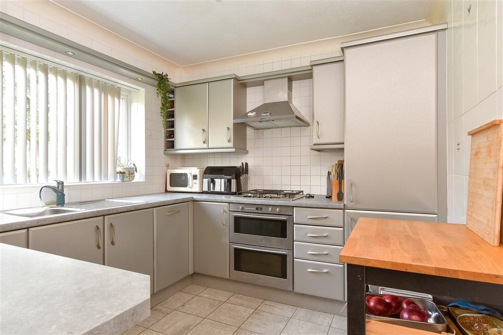 Property photo 3 of 11 Kitchen