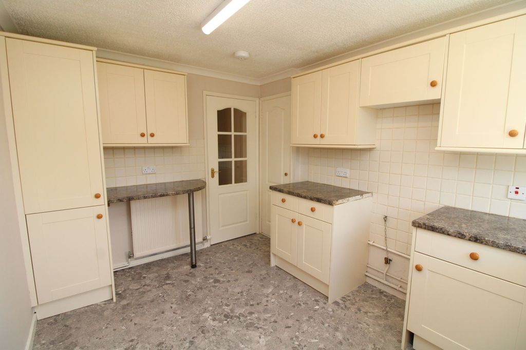 Property photo 2 of 17 Kitchen