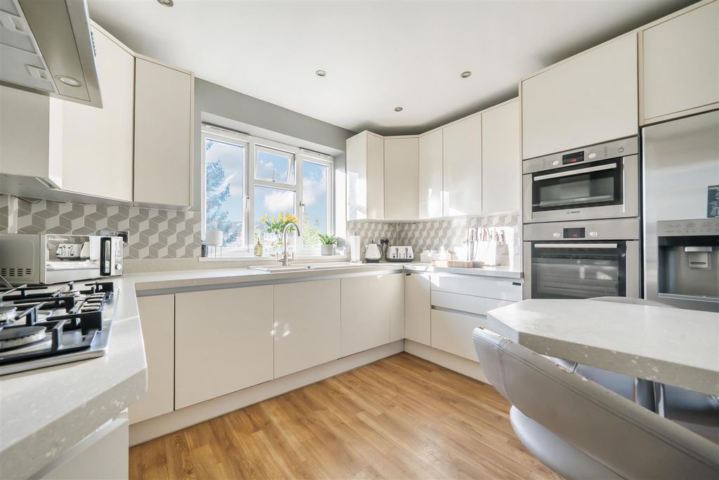 Property photo 2 of 13 Kitchen: