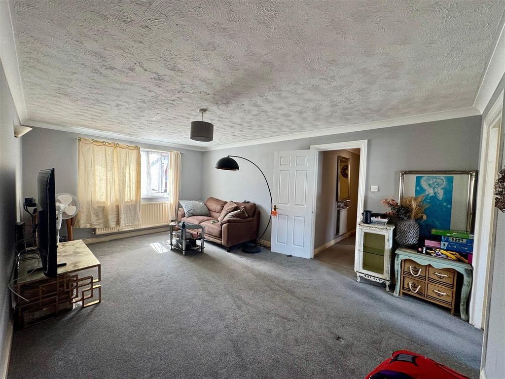 Property photo 3 of 12 Lounge / Diner