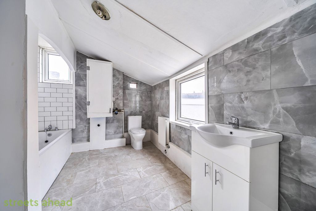 Property photo 3 of 8 d9F05B6B-E525-407...