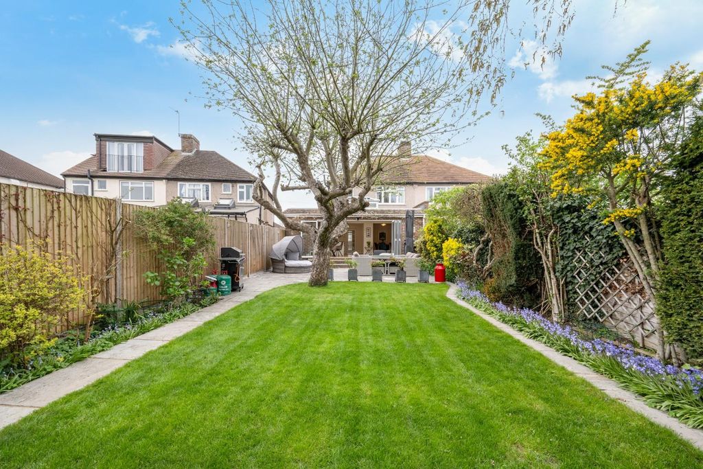 Property photo 3 of 22 Ewell Park Way