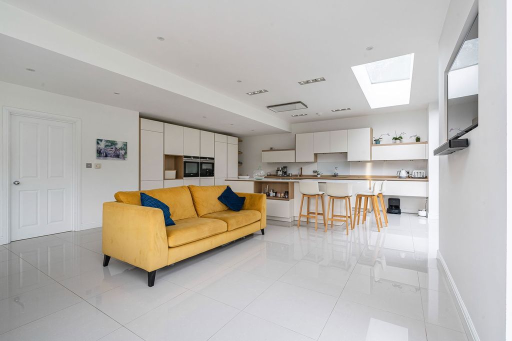 Property photo 2 of 24