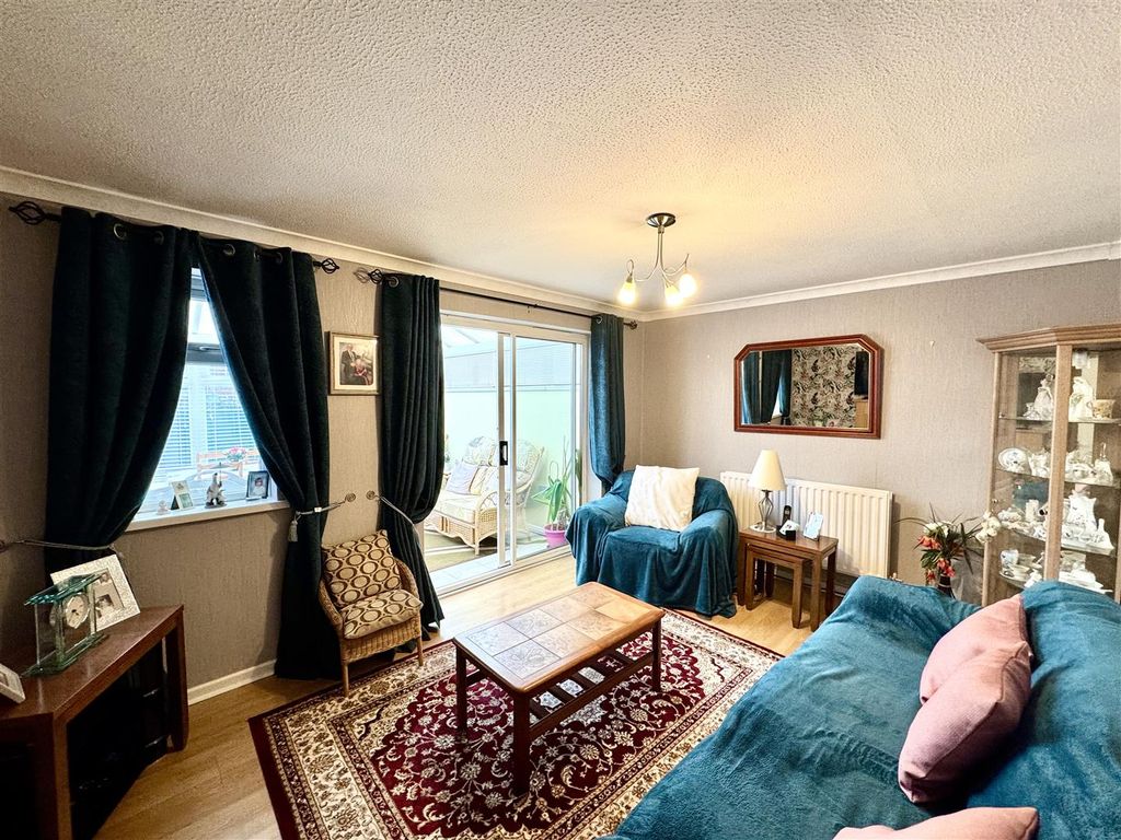 Property photo 3 of 15 Sitting Room