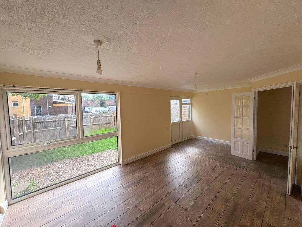 Property photo 3 of 6 Living Room