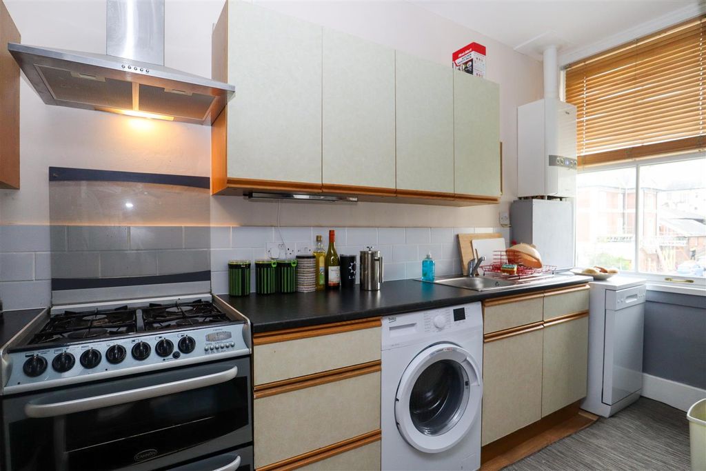 Property photo 3 of 8 Kitchen